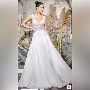 WEDDING DRESS NWT Cinderella Divine Bridal